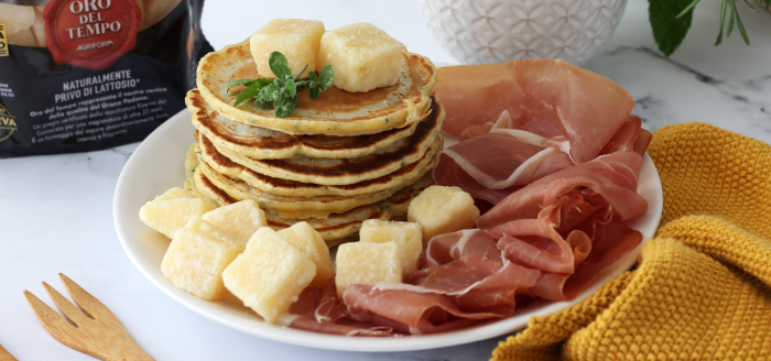 Pancakes salati alle erbe aromatiche con crudo e cubetti di Grana Padano DOP Oro del Tempo