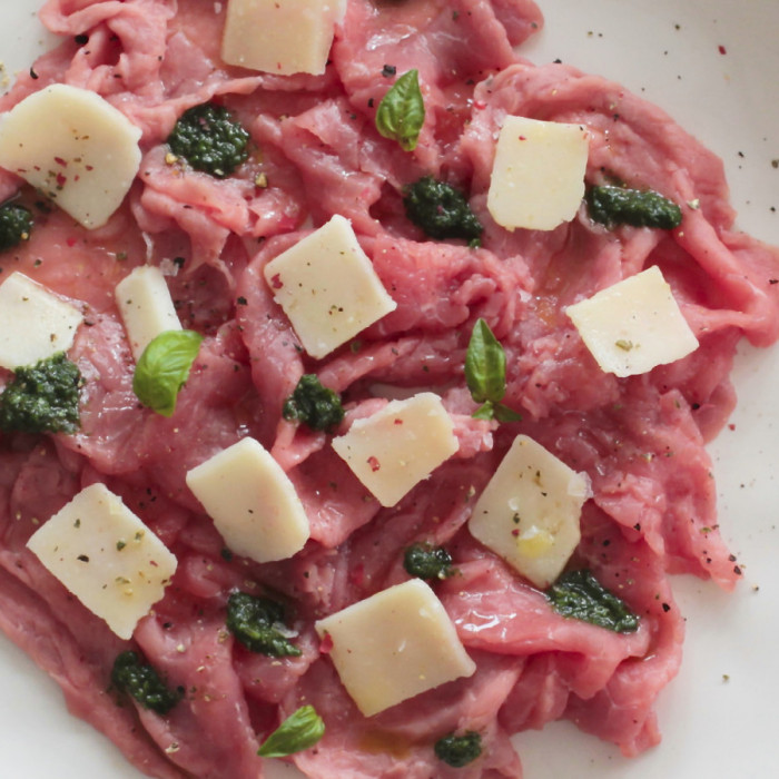 CARPACCIO DI MANZO CON PETALI DI GRANA E SALSA AL BASILICO 