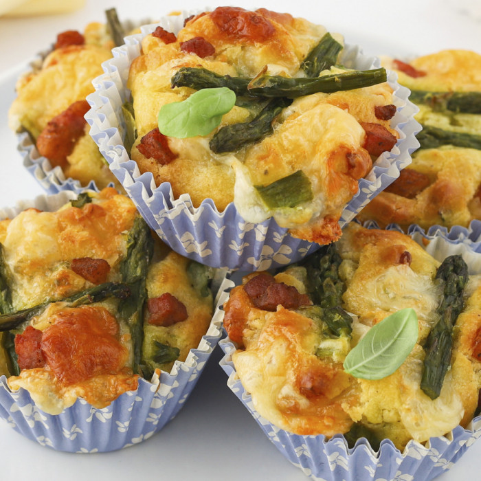 Muffin salati con asparagi, speck e Asiago DOP stagionato