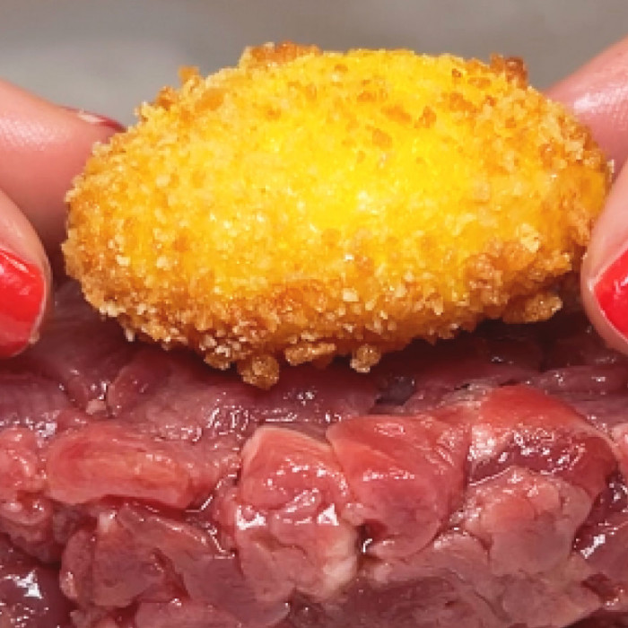 TARTARE DI FILETTO CON TUORLO D’UOVO FRITTO E BISCOTTO SALATO AL GRANA